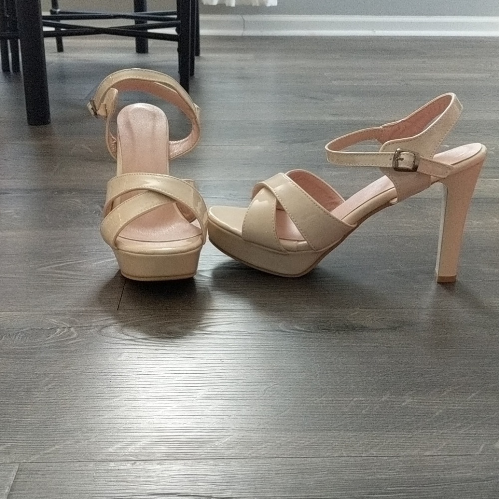 NWOT Nude platform sandals (read size description)
